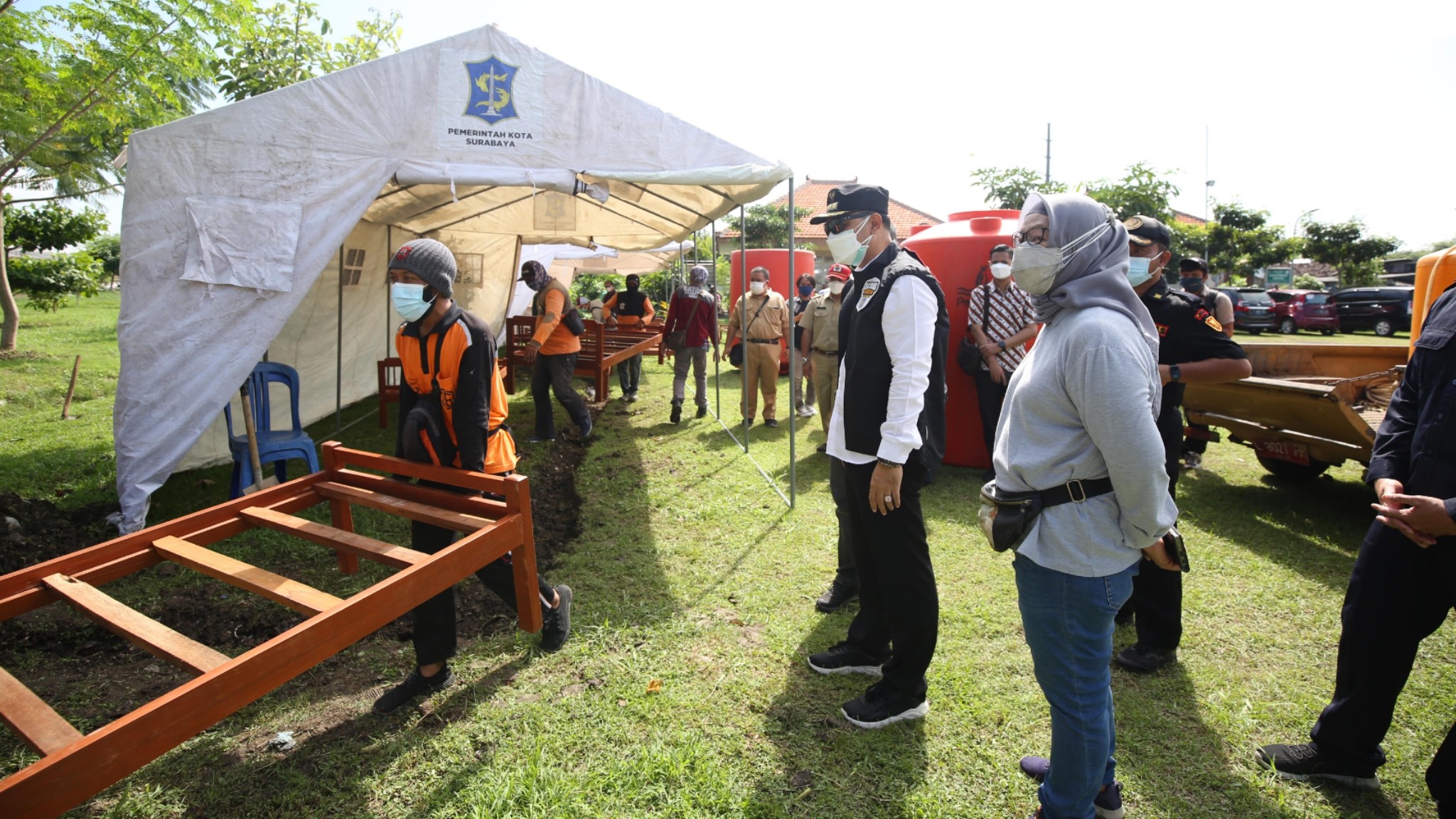 Walikota Surabaya, Eri Cahyadi saat meninjau TPU Keputih, Surabaya, Selasa 29 Juni 2021.