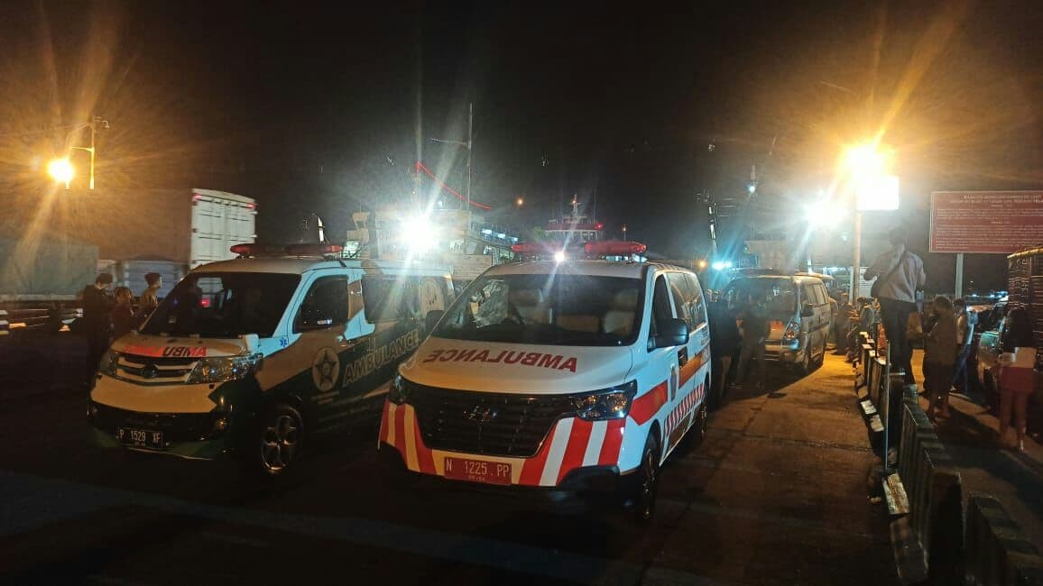 Ambulans bersiaga di Pelabuhan Ketapang untuk mengangkut penumpang kapal feri Yunicee yang tenggelam di dekat pelabuhan Gilimanuk, Bali. (Foto: Muh.Jaini/Ngopibareng.id)