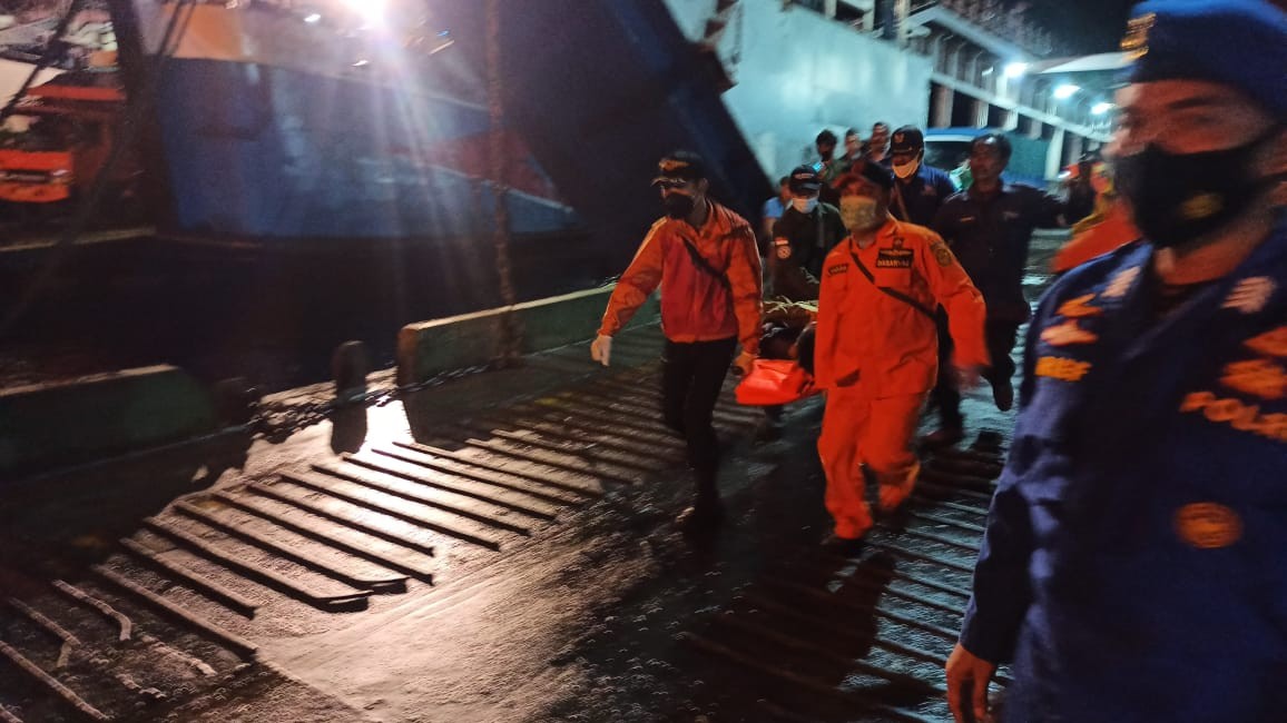 Kapal KMP Yunicee tenggelam di perairan Pelabuhan Gilimanuk, Bali. Proses evakuasi terkendala cuaca buruk. (Foto: Muh.Jaini/Ngopibareng.id)