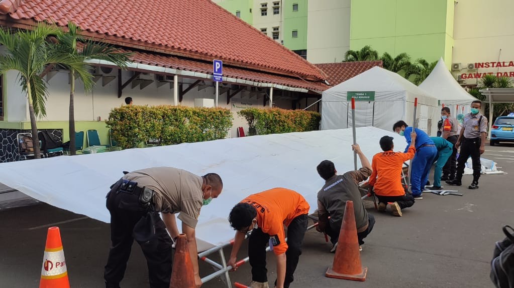 Gotong royong bangun tenda untuk IGD Covid-19. (Foto: Istimewa)