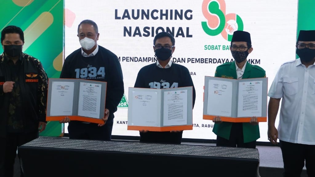 Menteri BUMN Erick Thohir dan Gus Menteri Yaqut Cholil Qoumas saat peluncuran program pemberdayaan UMKM. (Foto: kemenag)