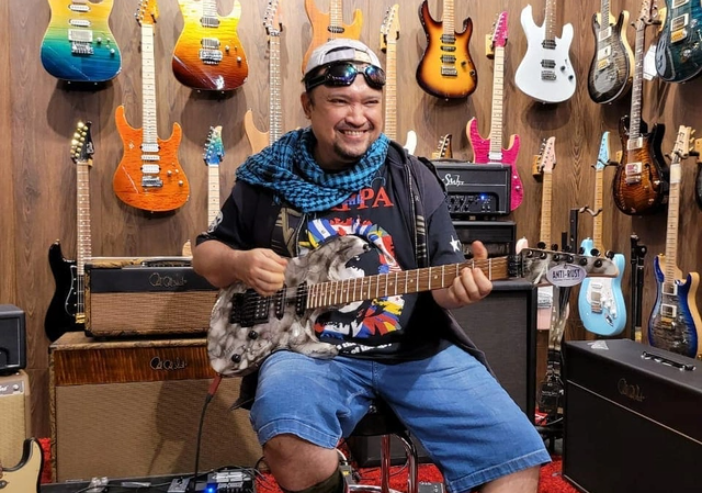 Aria Baron, gitaris Gigi meninggal setelah berjuang melawan Covid-19. Dewa Budjana mengenang Baron lewat media sosialnya. (Foto: Kmp)