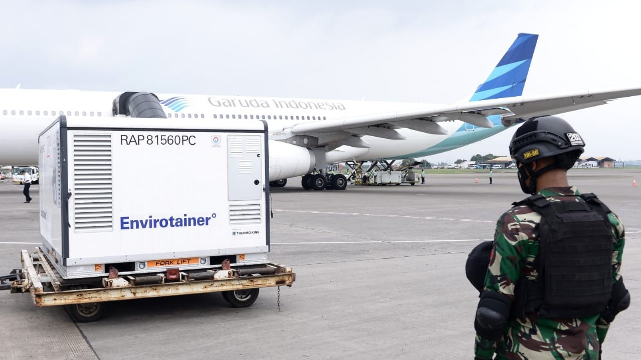 Seorang anggota TNI mengamankan kedatangan vaksin Covid-19 di Bandara Soetta (Foto: Setpres)