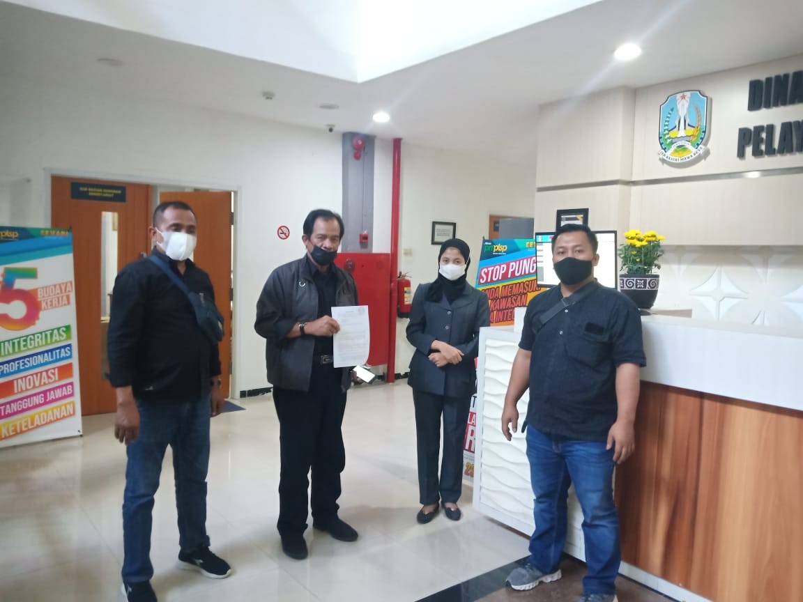 Pemerhati lingkungan, Amir Ma'ruf Khan beserta perwakilan warga saat menyampaikan aduan di Dinas Lingkungan Hidup Jatim, Sidoarjo, Rabu 30 Juni 2021. (Foto: Istimewa)