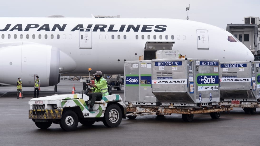 Vaksin covid-19 hibah dari pemerintah Jepang diturunkan dari pesawat JAL (foto:Setpres)