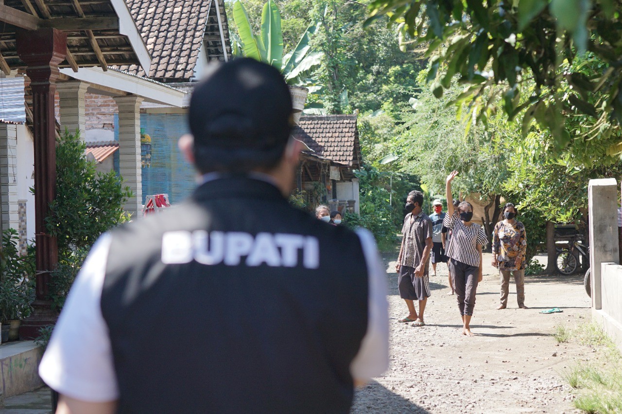 Bupati Kediri meninjau warga yang menjalani isolasi lockdown mikro. (Foto: Istimewa)