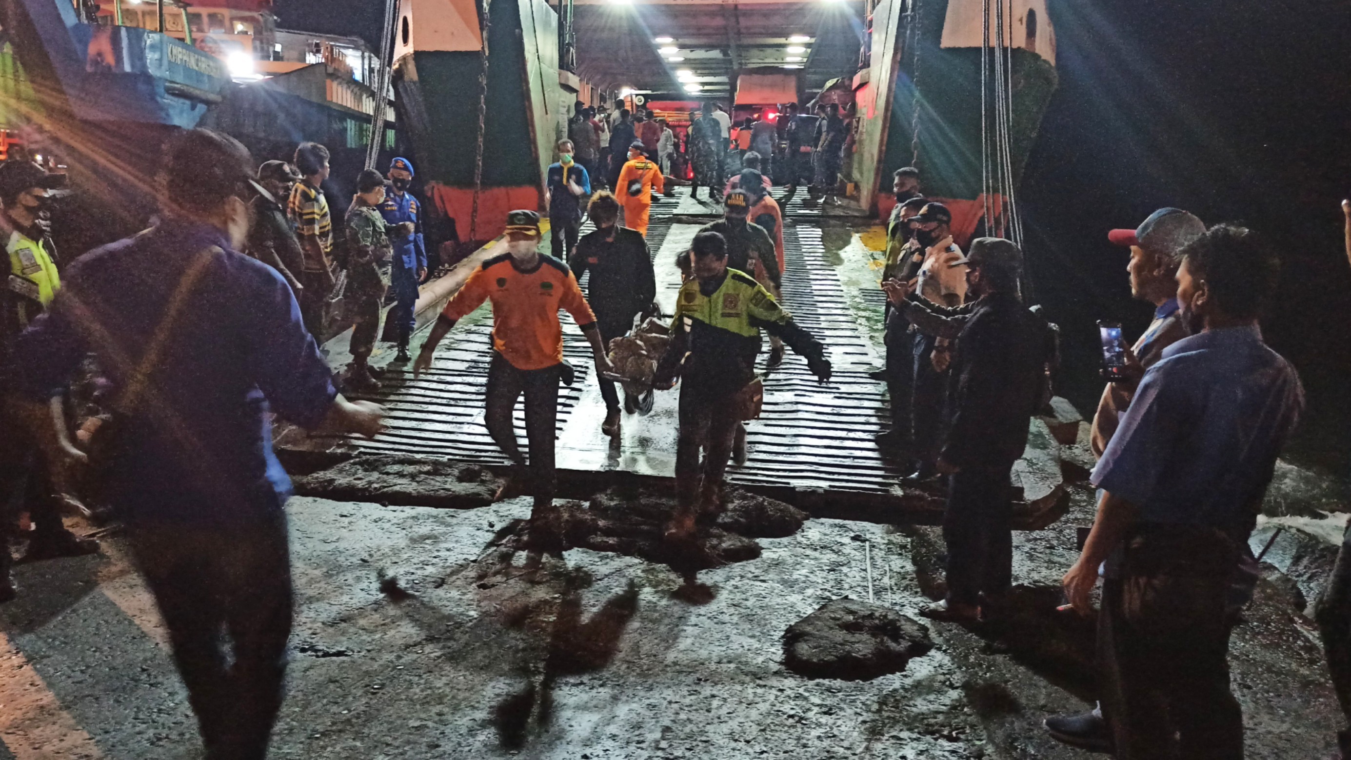 Proses evakuasi korban tenggelamnya KMP Yunicee pada Selasa, malam (foto:Muh Hujaini/Ngopibareng.id)