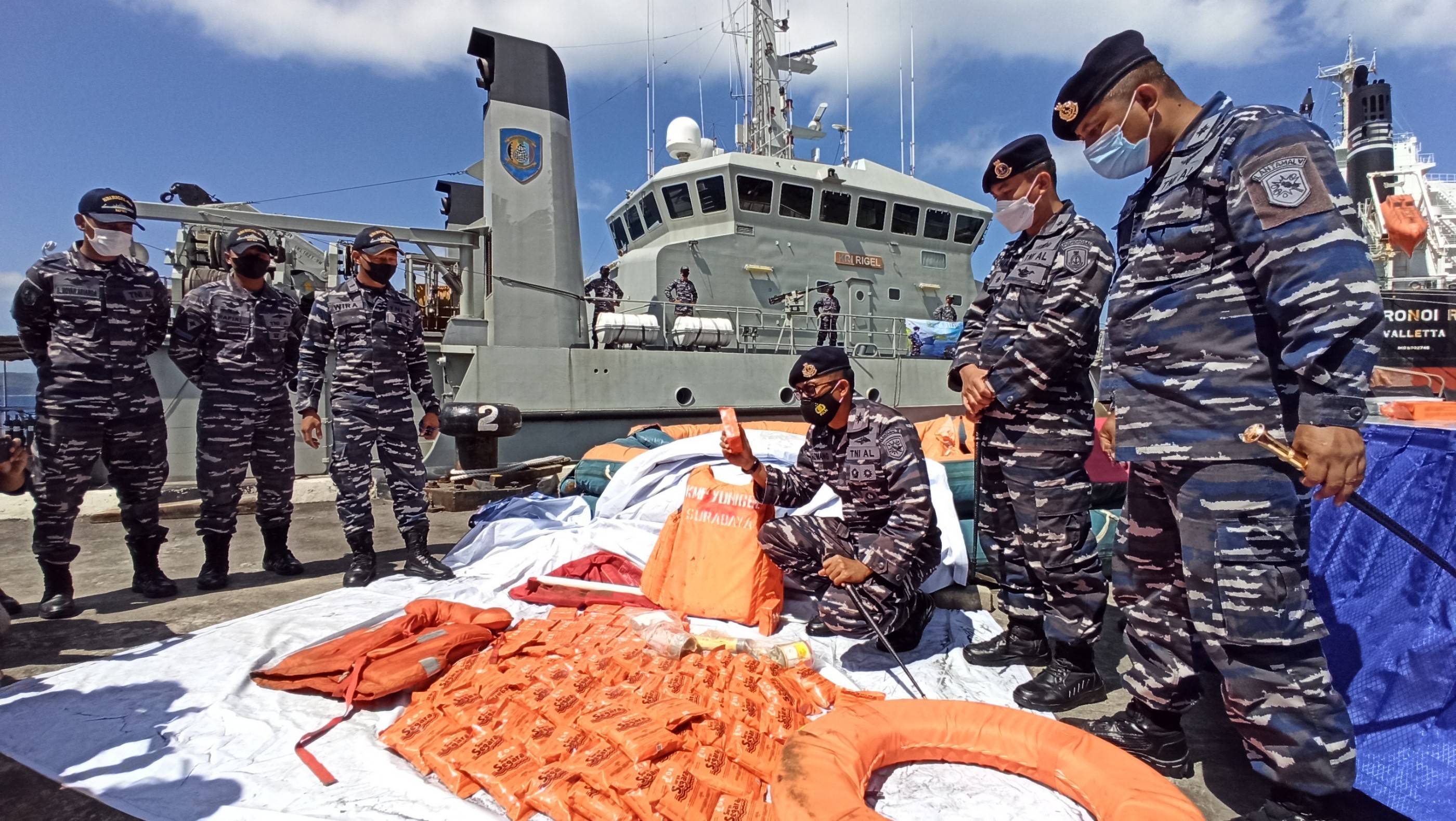 Sejumlah barang dari KMP Yunicee yang ditemukan oleh KRI Rigel (foto:Muh Hujaini/Ngopibareng.id)