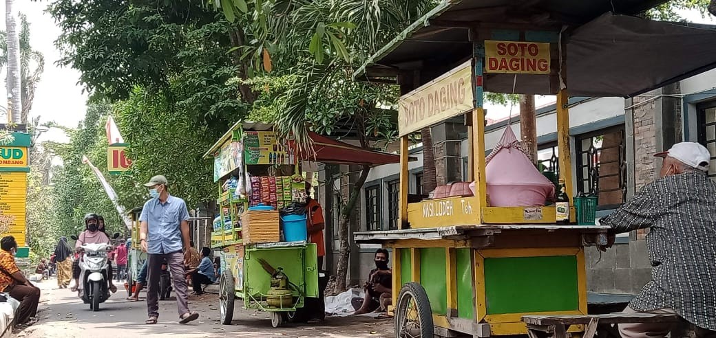 Sentra PKL di depan RSUD Jombang yang menjadi salah satu sektor penerapan PPKM Darurat besok. (Foto: Istimewa)