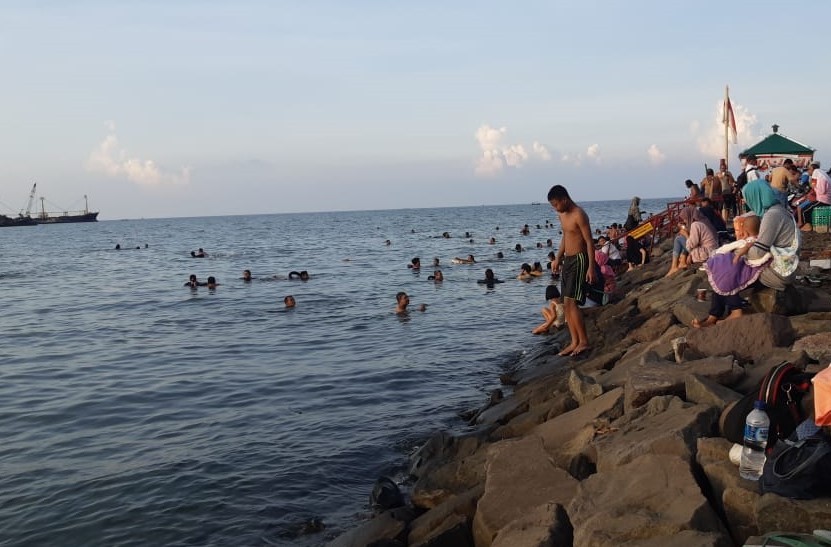 Di kawasan Pelabuhan Perikanan Pantai (PPP) Mayangan, Kota Probolinggo ini, seorang wisatawan tewas. (Foto: Ikhsan Mahmudi/Ngopibareng.id)