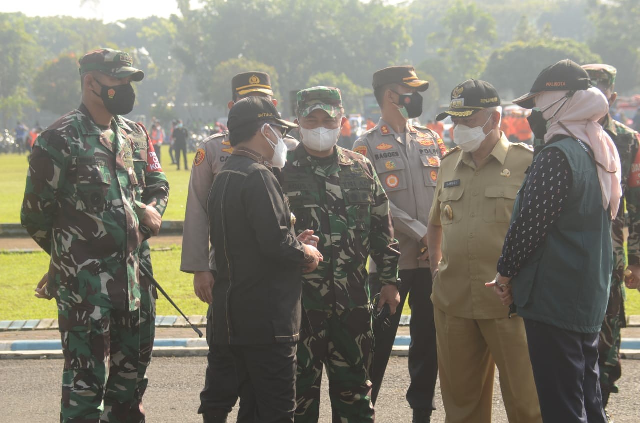 Kasdam V Brawijaya, Brigjend TNI Agus Setiawan saat berkoordinasi dengan tiga kepala daerah di Malang Raya (Foto: Lalu Theo/ngopibareng.id)