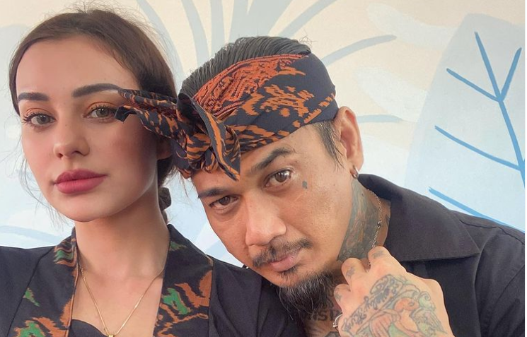 Jerinx (kanan) ditemani sang istri Nora Alexandra (Foto: Instagram Nora Alexandra)