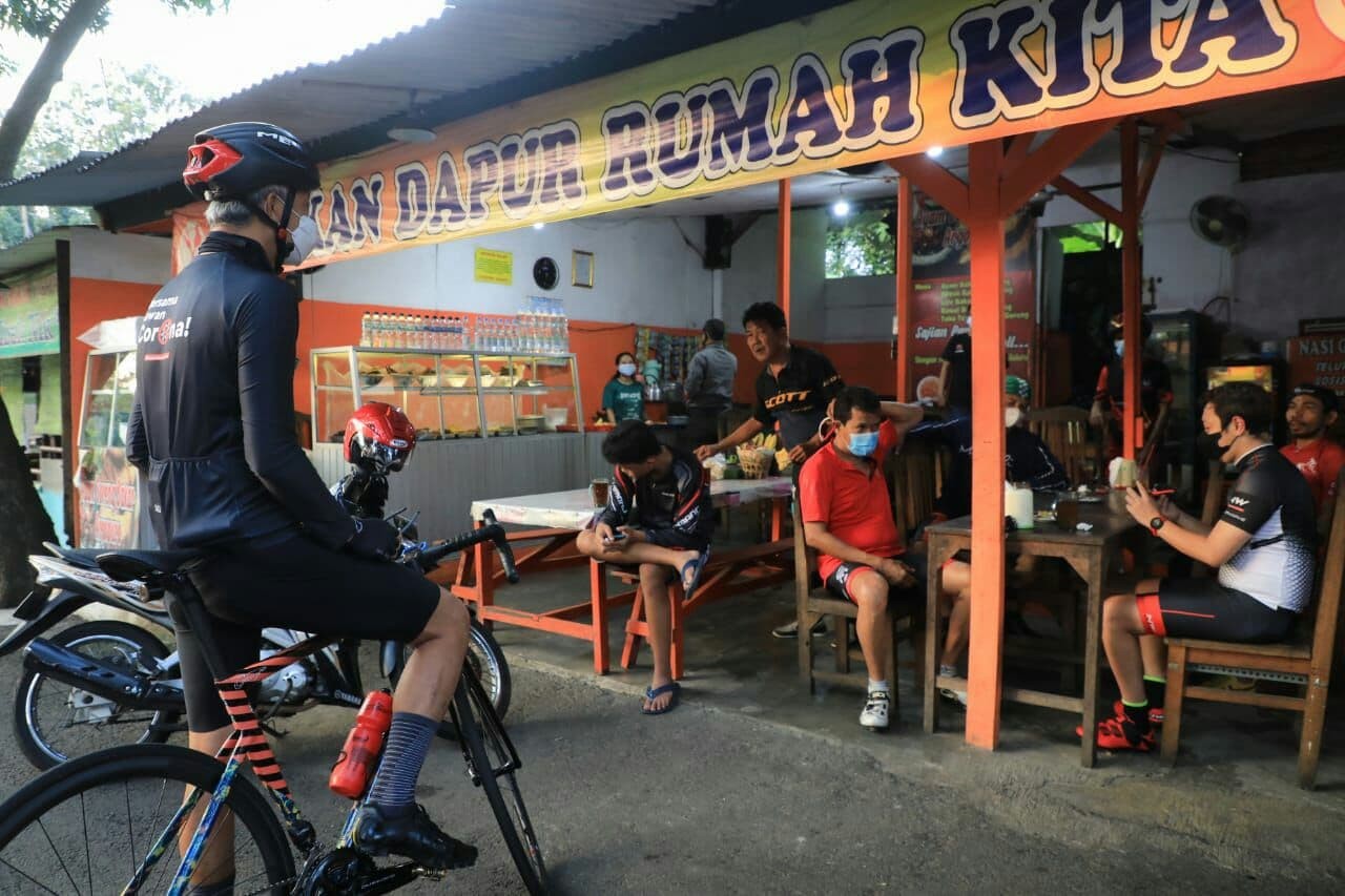 Gubernur Jawa Tengah Ganjar Pranowo menemukan warung dengan sejumlah orang yang makan di dalamnya. (Foto: Istimewa)