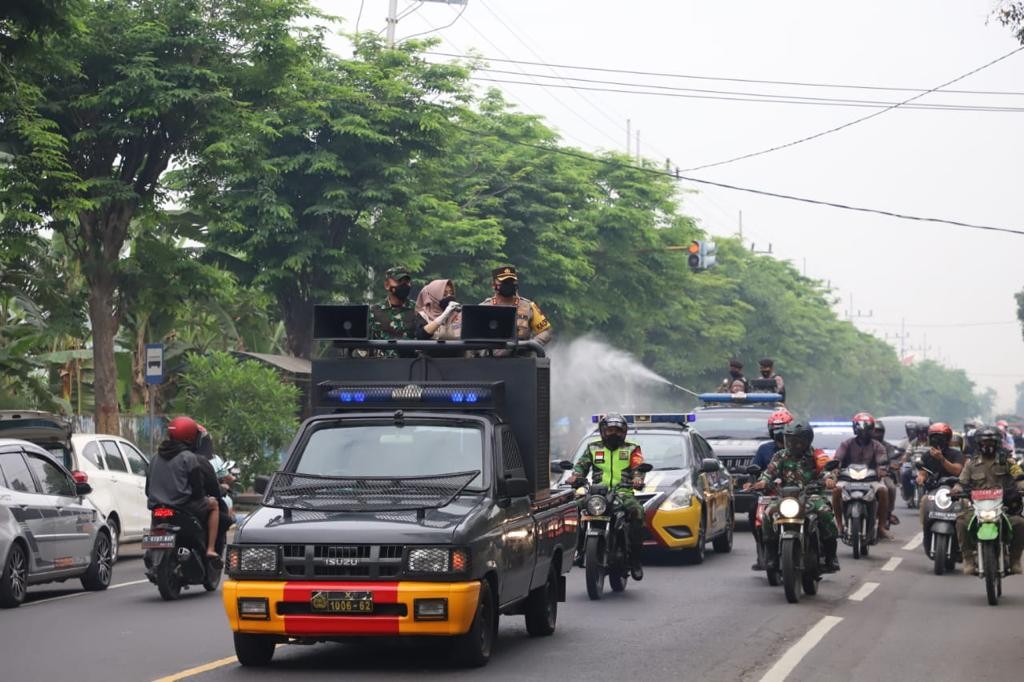 Forkopimda Kabupaten Mojokerto saat mensosialisasikan aturan PPKM Darurat.(Deni Lukmantara/Ngopibareng)