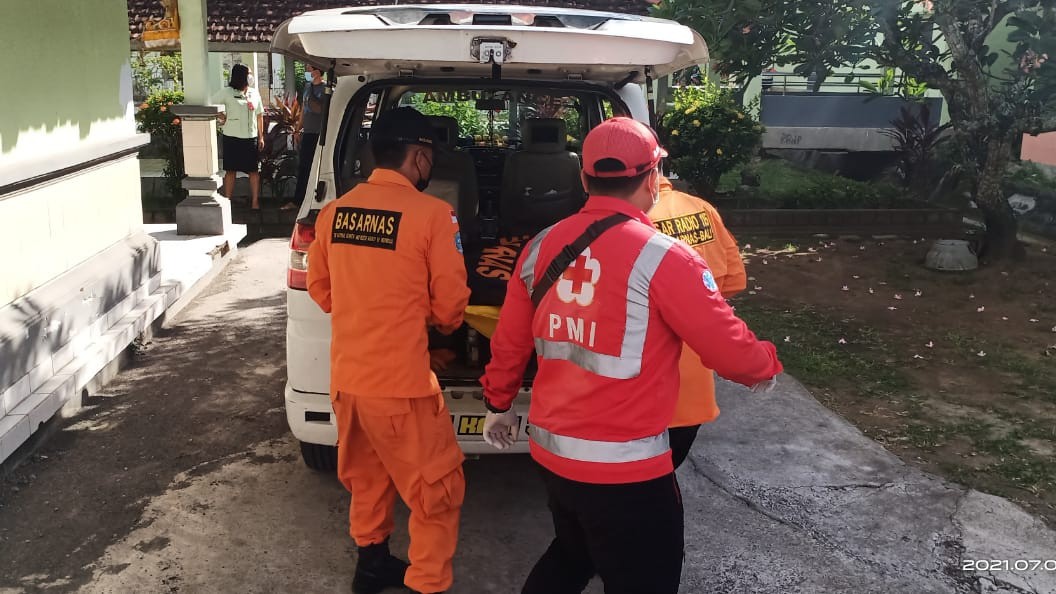 Petugas mengevakuasi jenazah yang baru ditemukan pada Sabtu pagi (foto:istimewa)