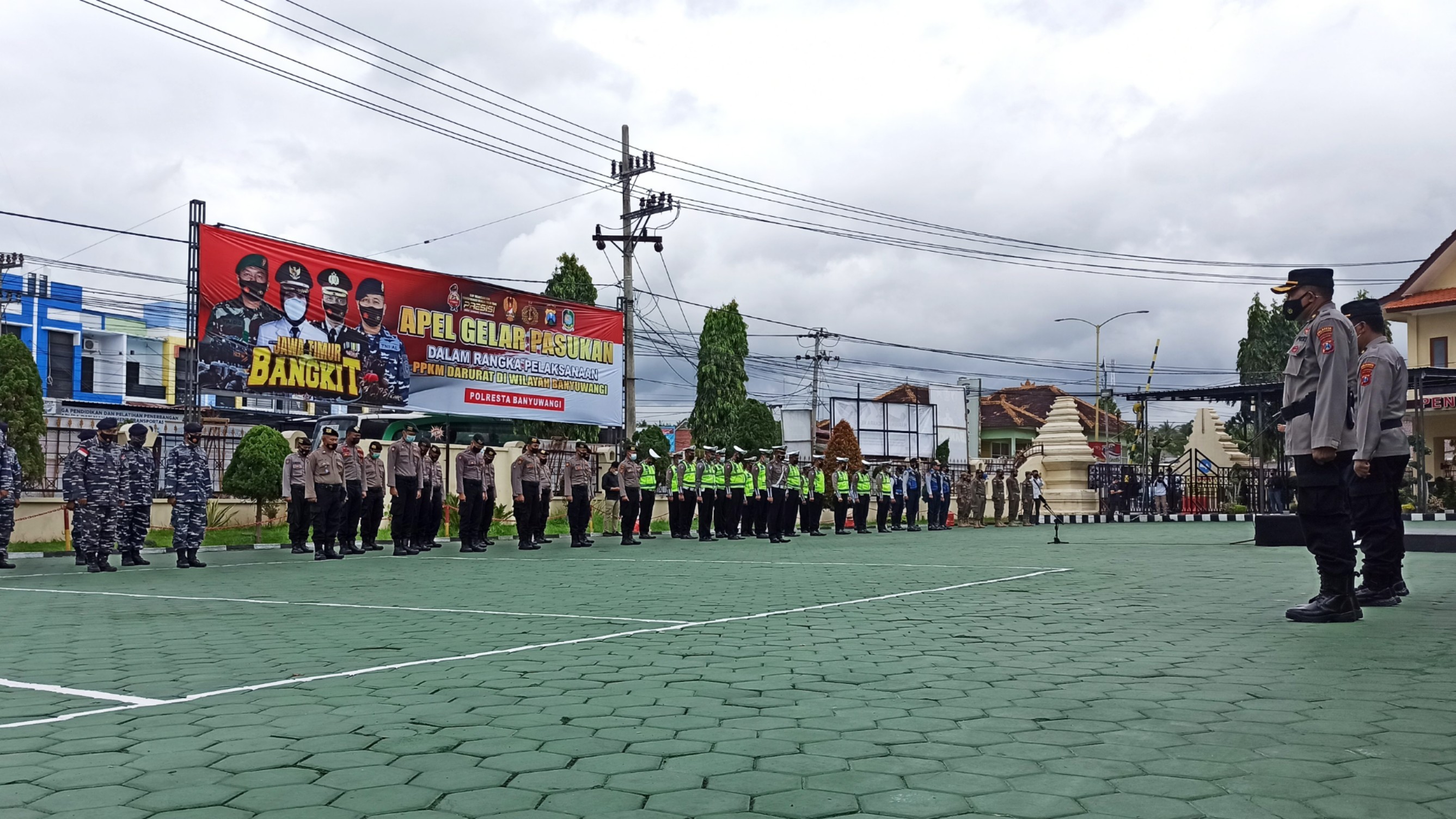 Apel gelar pasukan dalam rangka pelaksanaan PPKM Darurat di Banyuwangi. (Foto:Muh Hujaini/Ngopibareng.di)