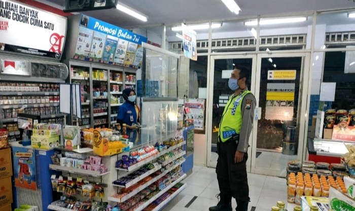 Polisi Polres Bondowoso meninjau salah satu supermarket di Kota Tape pada awal penerapan PPKM Darurat, Sabtu 3 Juli 2021. (foto: guido/ngopibareng.id)