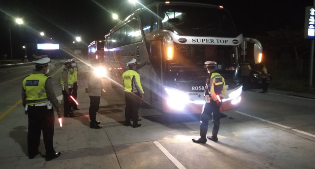 Personel Polda Jatim yang tengah berjaga di penyekatan (Foto: dok. Humas Polda Jatim)