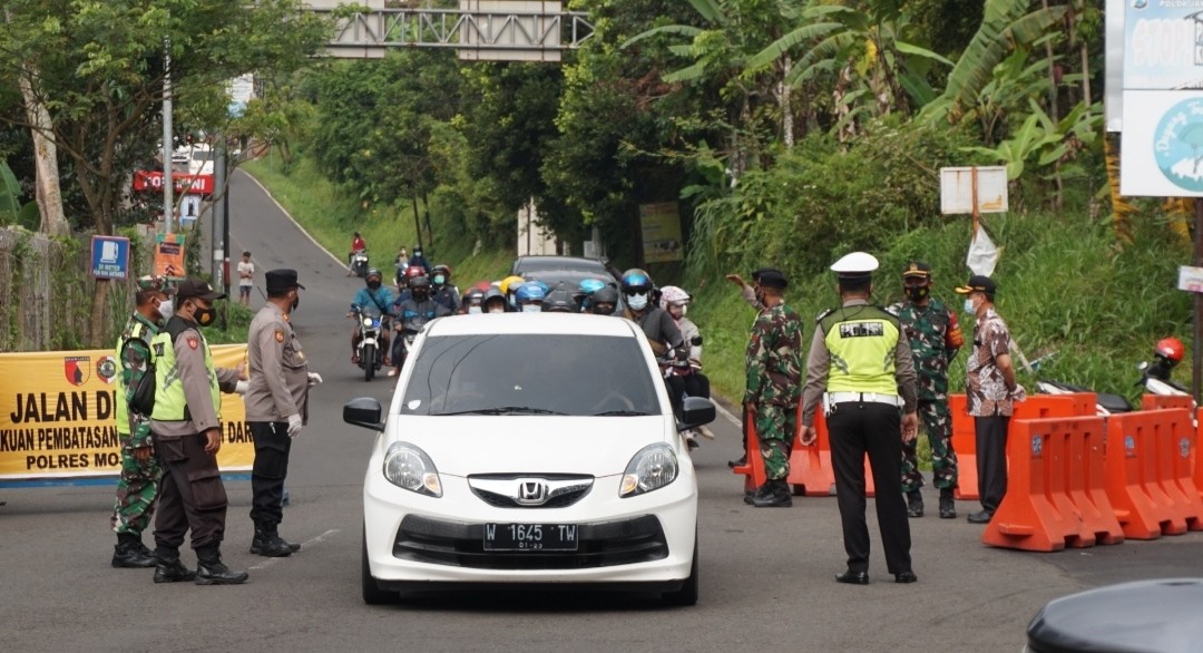 Petugas melakukan penyekatan di pos chek point Kawasan Wisata Kecamatan Trawas.(Foto: Deni Lukmantara/Ngopibareng.id)