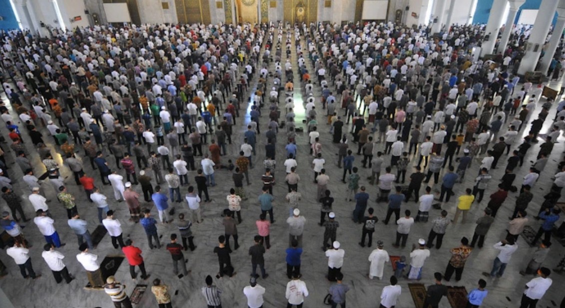 Dalam shaf salat, panitia salat Jumat Masjid Al Akbar Surabaya mengharuskan antar jemaah berjarak sekitar 1 meter. (foto : Erfan Hazransyah/Ngopibareng.id)