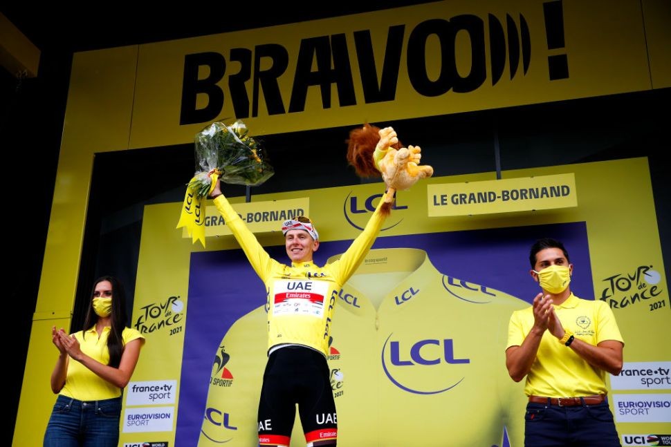 Yellow jersey berpindah dari Mathieu van der Poel (Alpecin Fenix) ke Tadej Pogacar (UAE Team Emirates) di etape 8. (Foto: Ist)