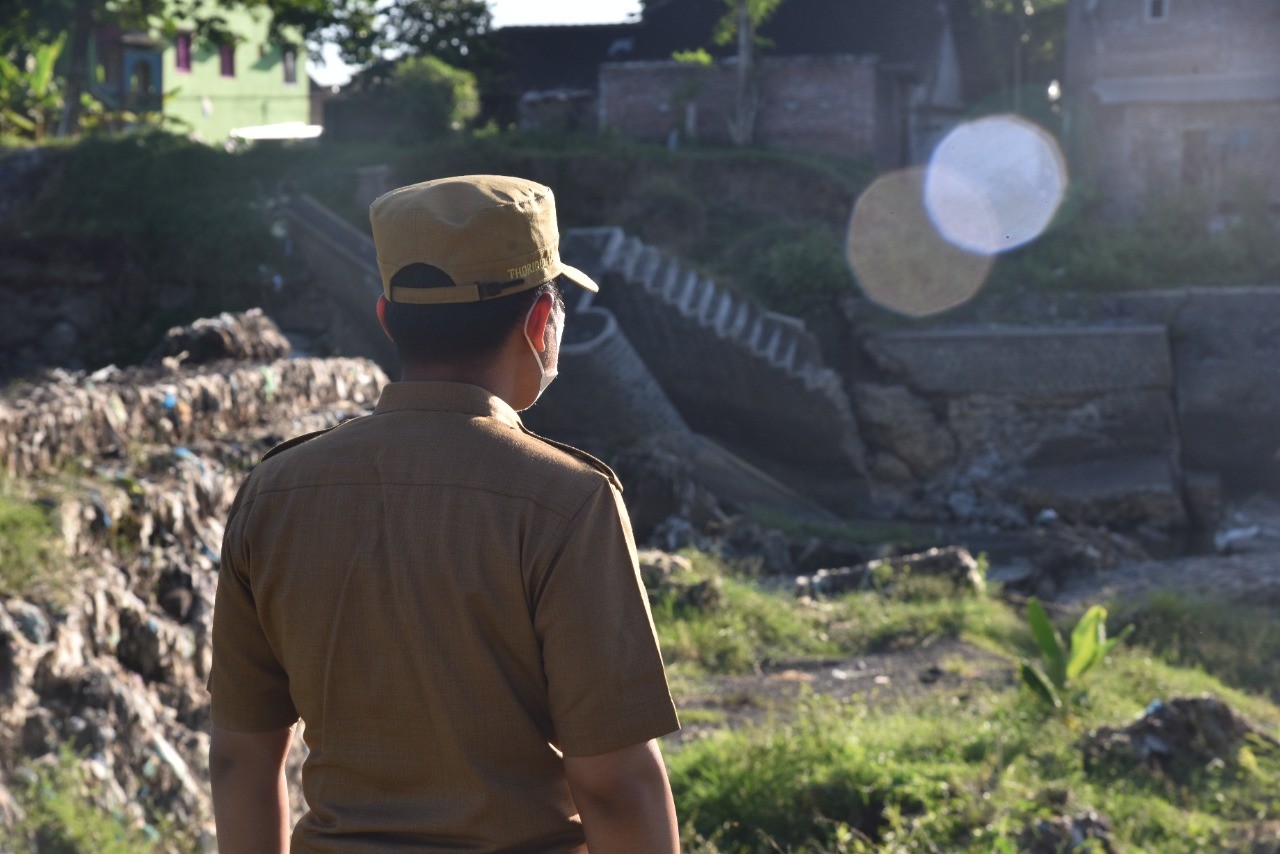 Cak Thoriq, Bupati Lumajang saat meninjau langsung dam yang jebol (Foto : Humas - KominfoLumajang)