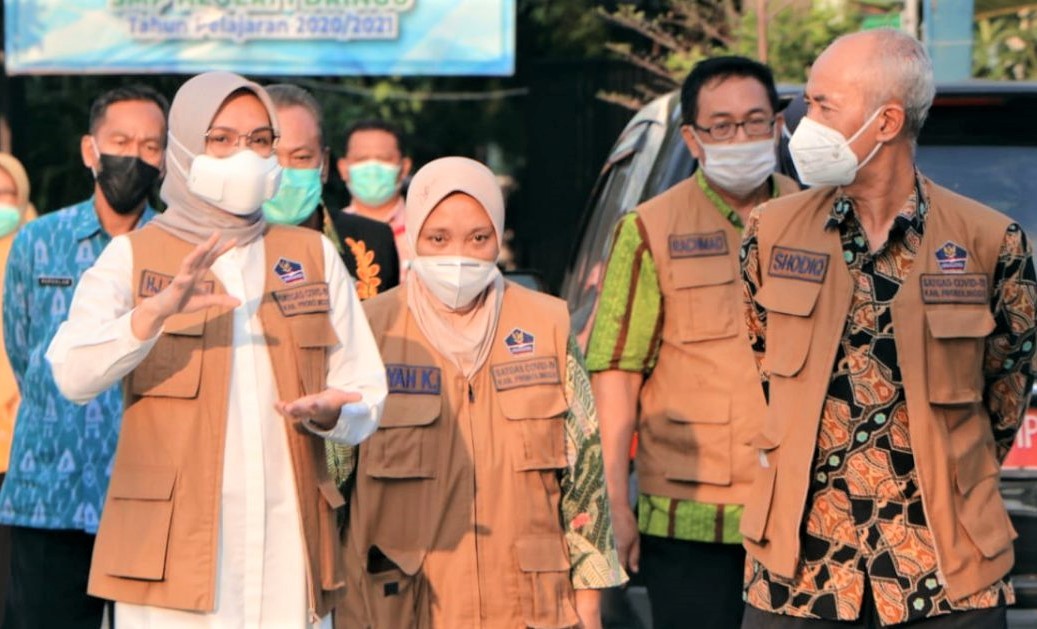 Bupati Probolinggo, Puput Tantriana Sari (kiri) saat memeriksa tempat isolasi di SMPN 1 Dringu. (Foto: Diskominfo)