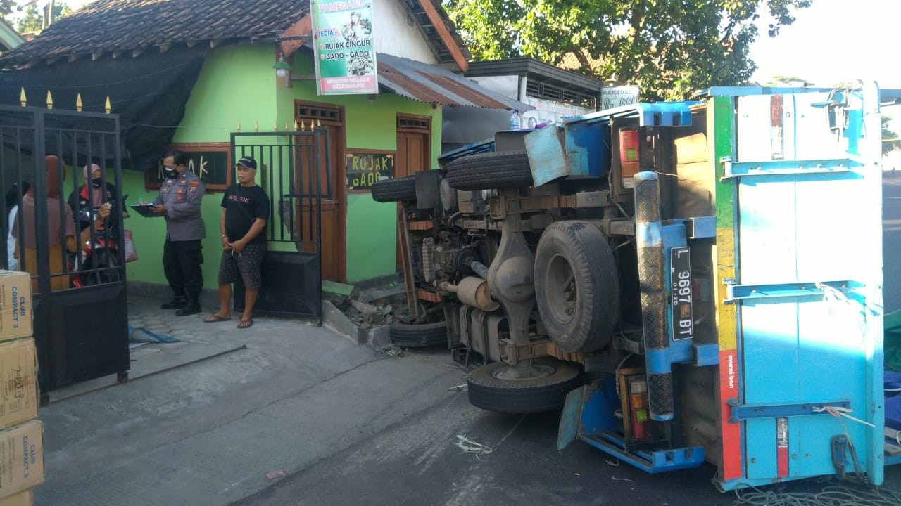 Laka tunggal truck terguling hindari kucing nyebrang (istimewa)