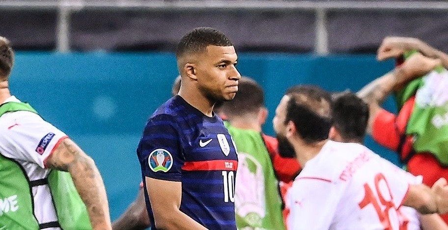 Ekspresi sedih Kylian Mbappe sesaat usai gagal mengeksekusi penalti dalam babak tos-tosan lawan Swiss di 16 besar. (Foto: Twitter/@KMBappe)