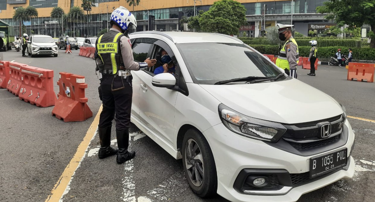 Penyekatan di Bundaran Waru, perbatasan Surabaya - Sidoarjo (Foto: Andhi Dwi/Ngopibareng.id)