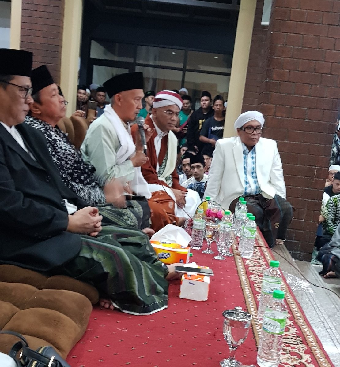 Para ulama pesantren, seperti KH Kafabih Mahrus Ali dari Pesantren Lirboyo Kediri, menyampaikan pesan Islam. (Foto: Istimewa)