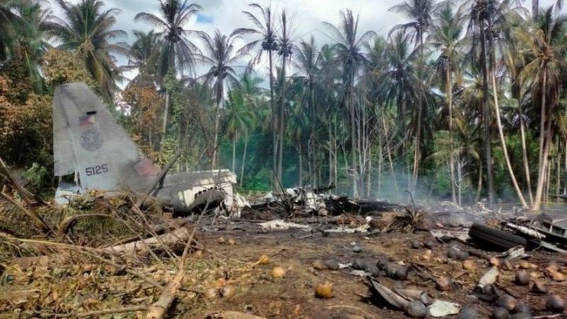 Puing-puing pesawat militer Filipina yang jatuh, Senin 5 Juli 2021. (Foto: REUTERS)