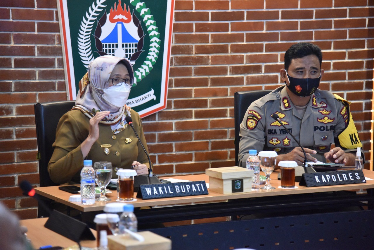 Wakil Bupati Lumajang, Indah Amperawati, dan Kapolres Lumajang, AKBP Eka Yekti Hananto Seno. (Foto: Dok. Humas Kominfo Lumajang)