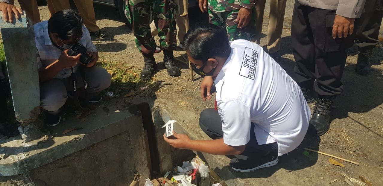 Polisi saat evakuasi dua jasad bayi di aliran sungai Waru Puti, Jombang, Jawa Timur. (Foto: Istimewa)