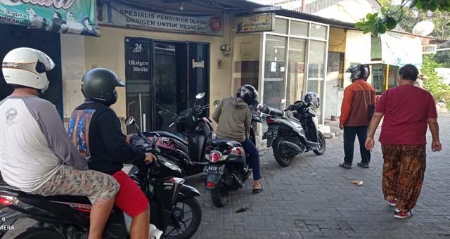 Tempat penjualan oksigen secara refill di Jl. Gunungsari Surabaya, banyak pembeli. (Foto:Rudi)