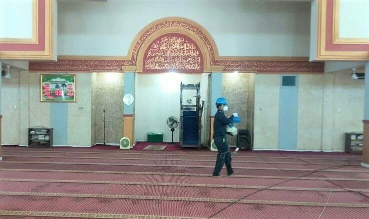 Petugas sedang menyemprotkan cairan disinfektan di Masjid Ar Raudhah, Kecamatan Kraksaan, Kabupaten Probolinggo. (Foto: Ikhsan Mahmudi/Ngopibareng.id)