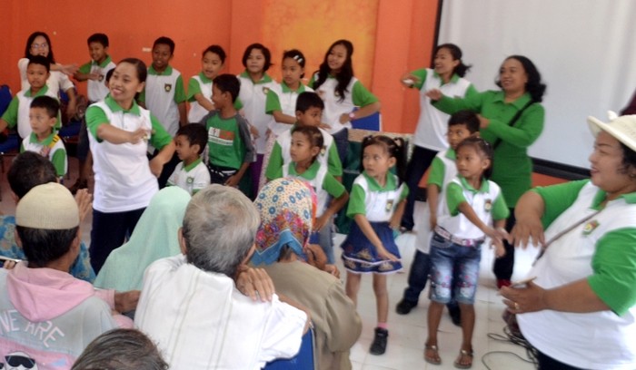 Guru sekolah minggu bersama anak didik dalam suatu kegiatan sosial mengunjungi panti wreda di Bondowoso. (Foto: Guido Saphan/Ngopibareng.id)