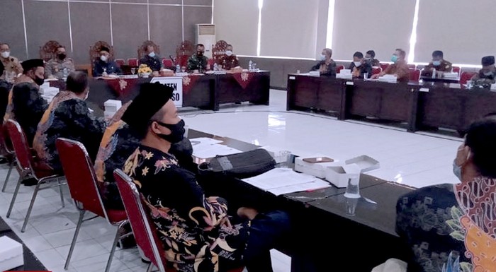 Forkopimda Bondowoso rakor terbatas dengan pemuka lintas agama soal aturan penutupan semantara tempat ibadah selama PPKM Darurat Covid-19. (foto: humas bondowoso for Ngopibareng.id)