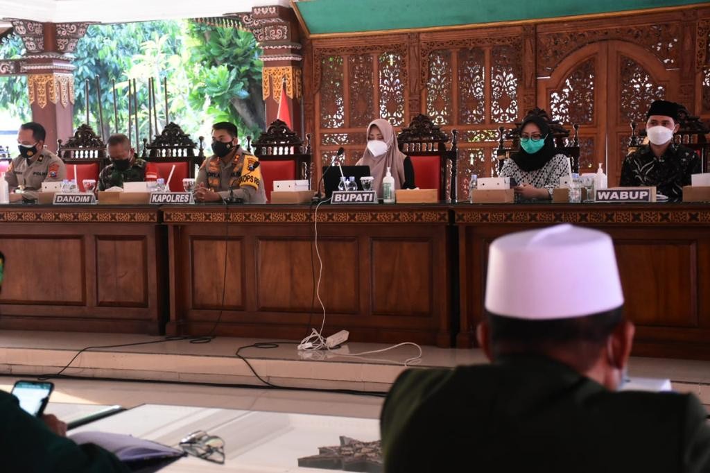 Musyawarahkan bersama oleh Forkopimda dan para ulama, pada acara rapat koordinasi pemberlakuan PPKM darurat di Pendapa Graha Majatama, Kabupaten Mojokerto, Jawa Timur. (Foto: Deni Lukmantara/Ngopibareng.id)