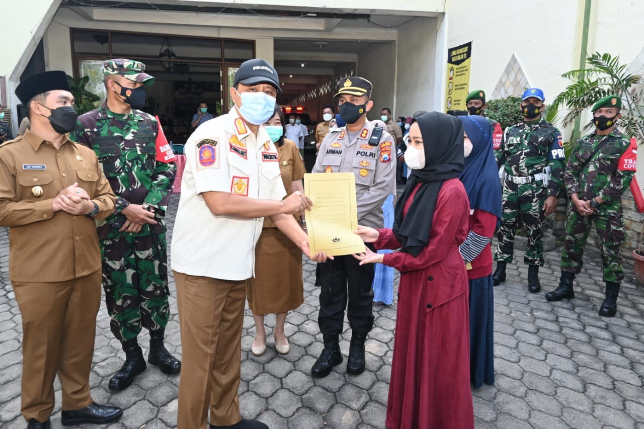 Walikota Pasuruan Saifullah Yusuf, atau akrab disapa Gus Ipul "wisuda" klaster Wali Lima dan para santri Pondok Pesantren Salafiyah. (Foto: Istimewa)