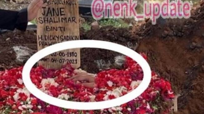 Foto tangan muncul di makam Jane Shalimar hasil editan. (Foto: Instagram)