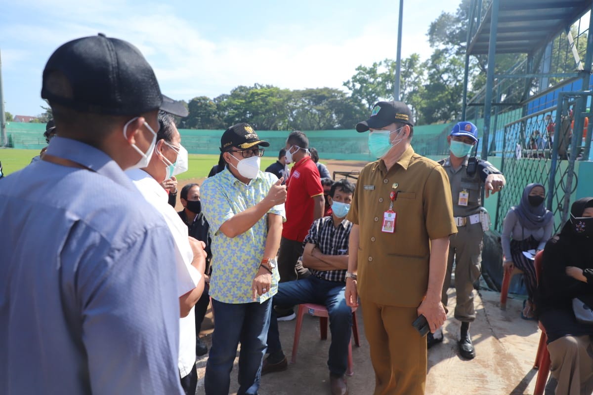 Walikota Malang, Sutiaji saat meninjau proses vaksinasi bagi warga Kota Malang. (Foto: istimewa)