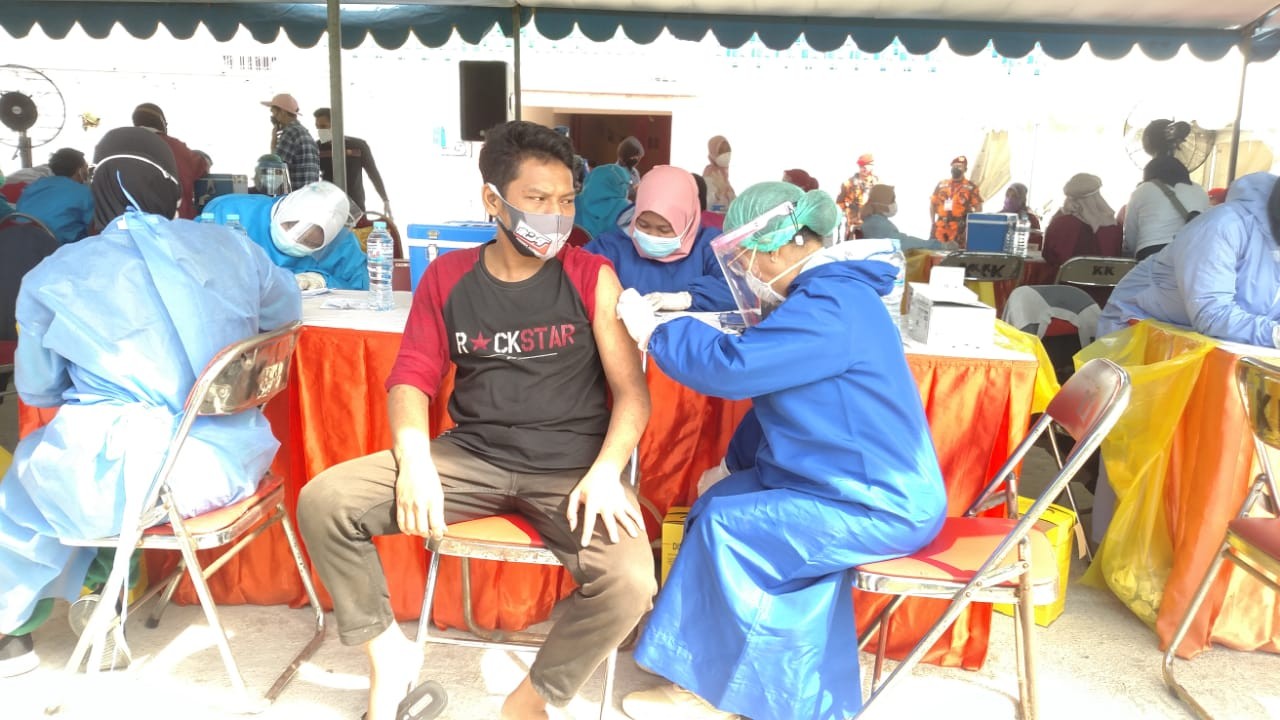 Warga mengikuti vaksinasi massal di Stadion Gelora 10 November, Surabaya, Selasa 6 Juli 2021. (Foto: Fariz Yarbo/Ngopibareng.id)