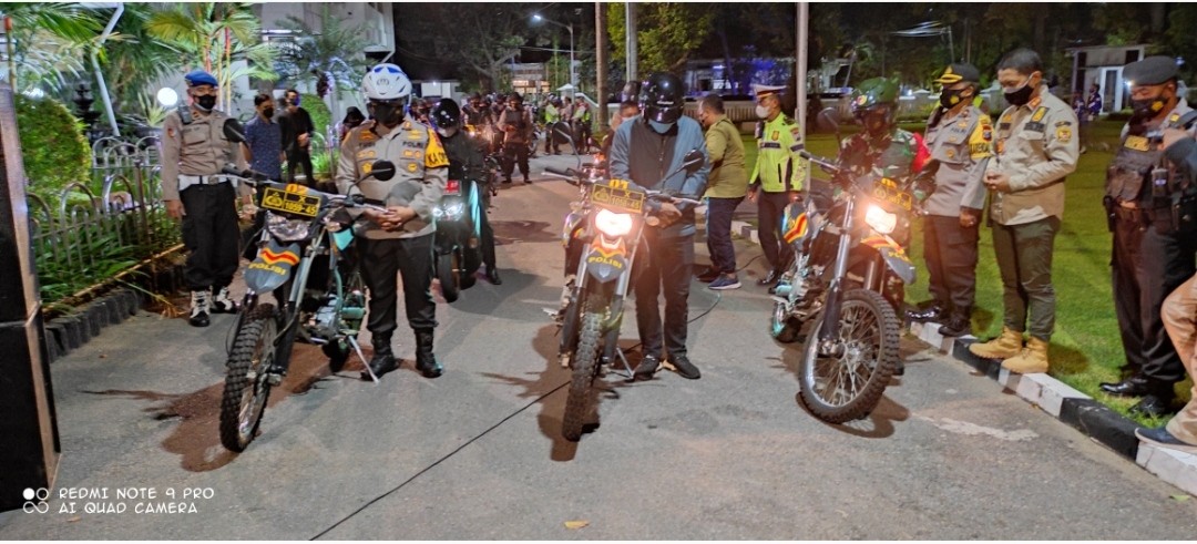 Forkopimda Kota Kediri tinjau pelaksanaan PPKM darurat. (Foto: Fendhy Plesmana/Ngopibareng.id)