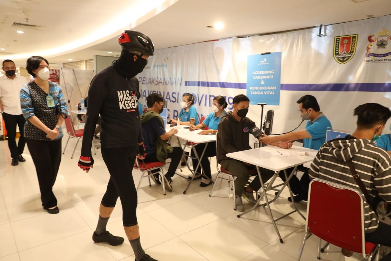 Gubernur Jawa Tengah, Ganjar Pranowo memantau vaksinasi Covid-19 di Rumah Sakit Tlogorejo. (Foto: Istimewa)