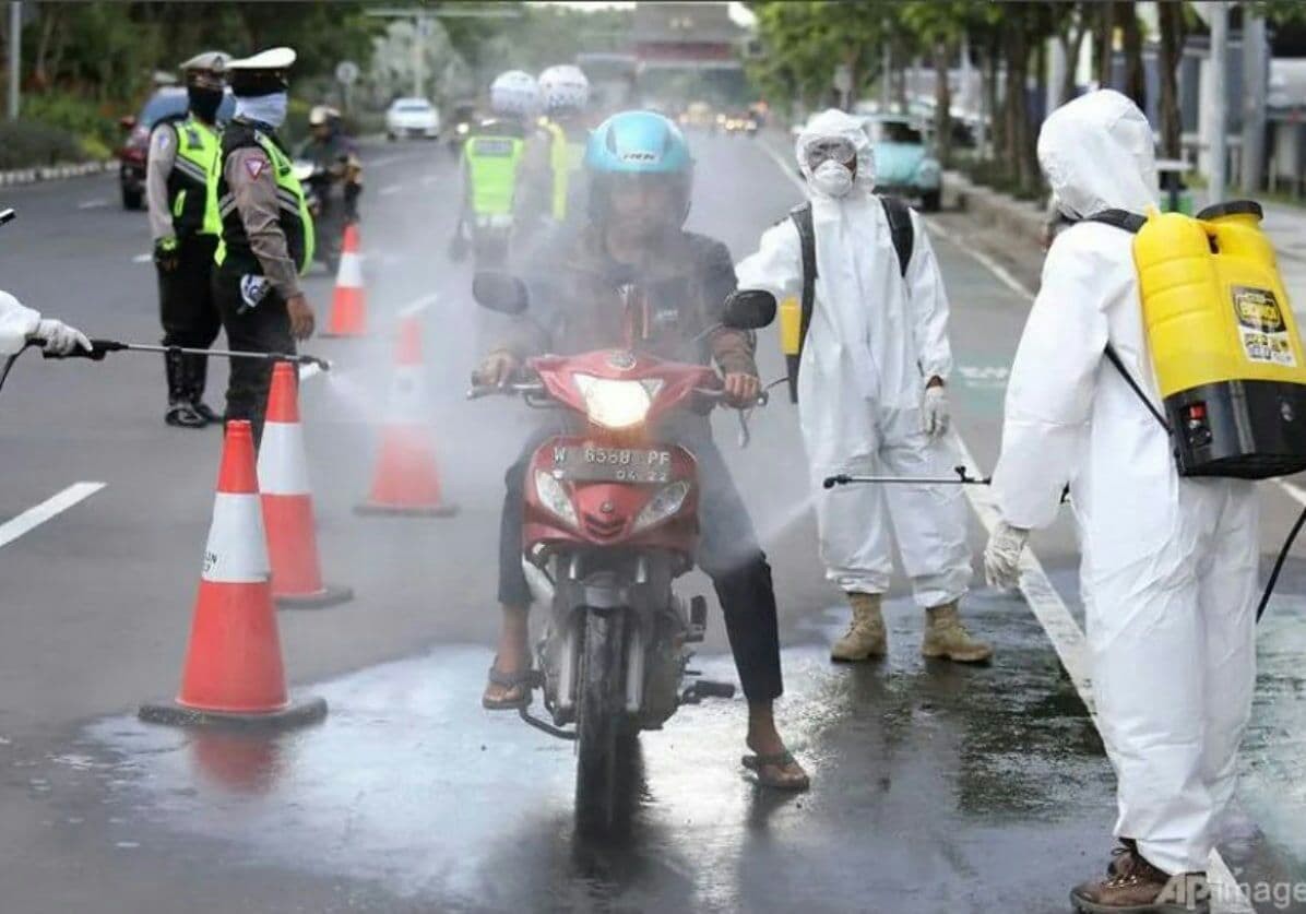 Dokter Faheem Younus, selebtwit baru bagi netizen Indonesia setelah banyak mencuit tentang kasus Covid-19 menggunakan Bahasa Indonesia. Foto yang digunakan di Twtternya, dengan lokasi di Surabaya.(Foto: cna.com)