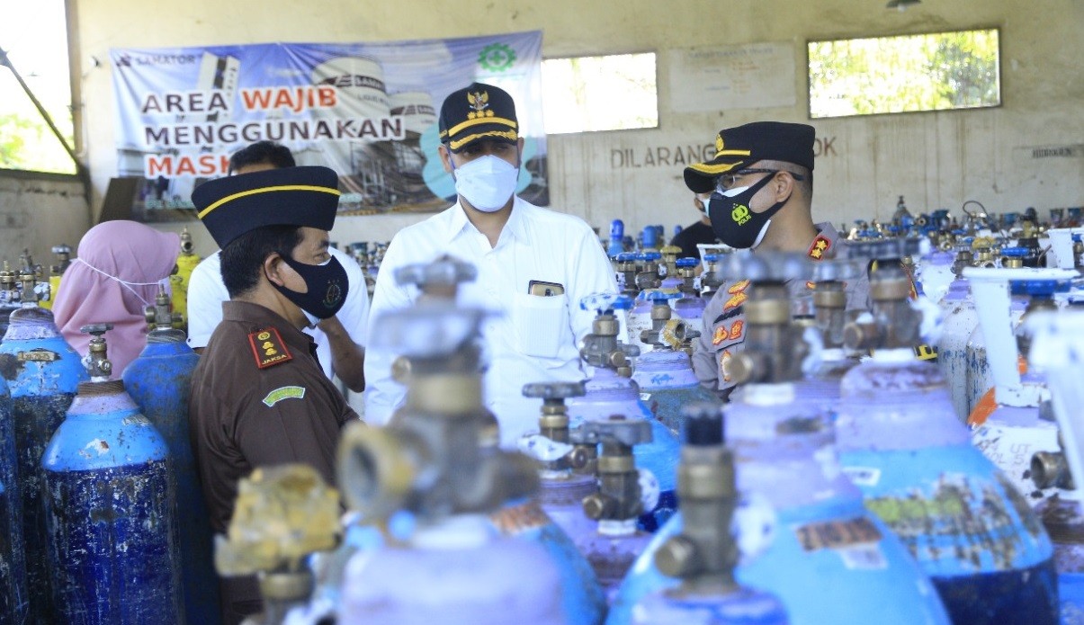 Walikota Probolinggo, Hadi Zainal Abidin (tengah) bersama Forkopimda mengecek ketersediaan tabung oksigen. (Foto: Ikhsan Mahmudi/Ngopibareng.id)