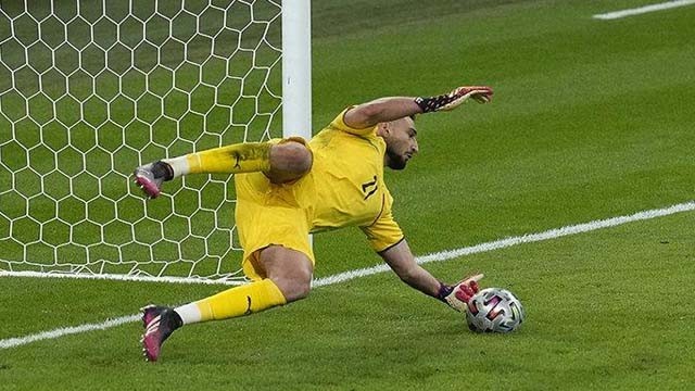 Penjaga gawang Italia Donnarumma menyelamatkan tendnangan penalti, saat Italia melawan Spanyol pada semi final Euro 2020 Rabu dini hari. (Foto:AFP)