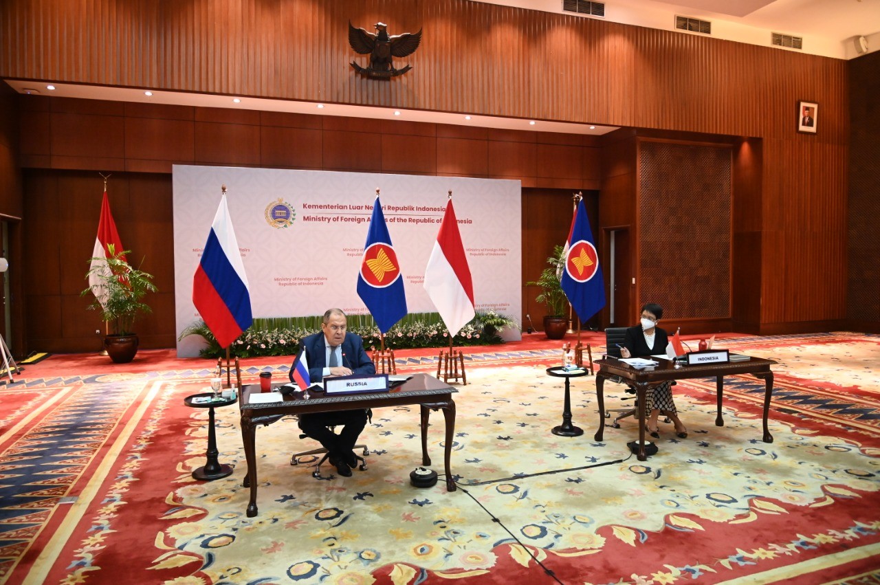 Menteri Luar Negeri Retno L.P. Marsudi (kanan) dan Menlu Rusia Sergey Lavrov, memimpin bersama Pertemuan Khusus Tingkat Menteri ASEAN-Rusia secara virtual, Selasa 6 Juli 2021. (Foto: Kemlu RI)