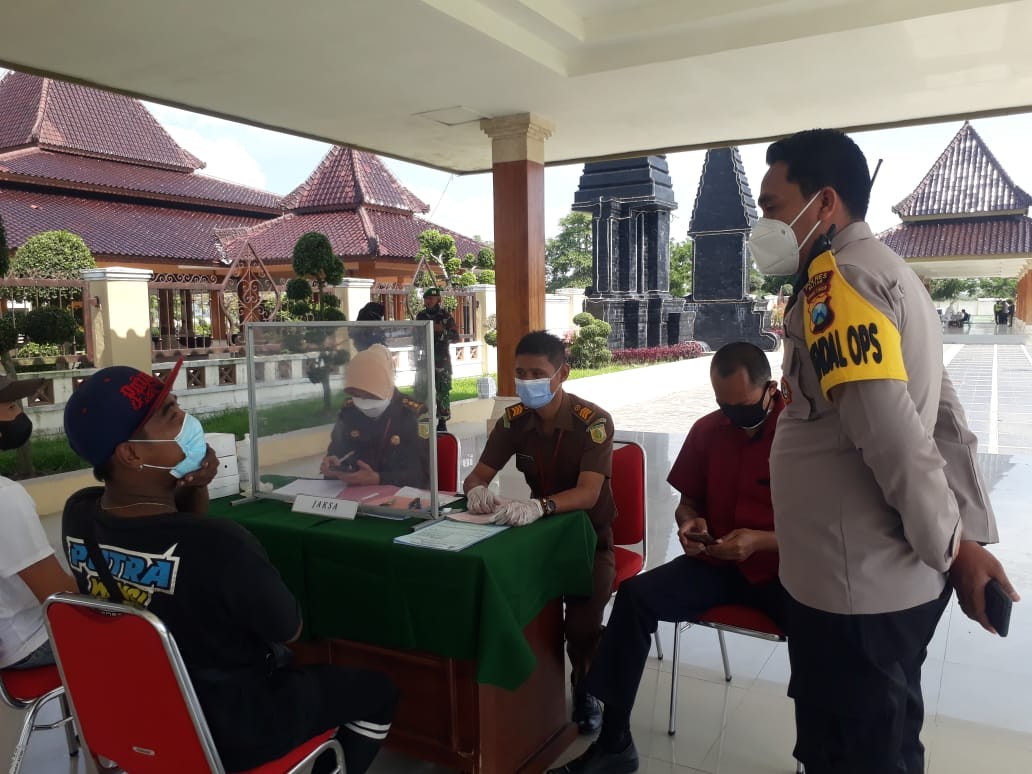 Sidang di tempat pelanggaran protokol kesehatan (prokes) Covid-19. (Foto: Choirul Anam/Ngopibareng.id)